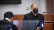 חוקר המשטרה ניר שוורץ לפני עדותו במשפט המו"לים. בית-המשפט המחוזי בירושלים, 11.1.2022 (צילום: יונתן זינדל)