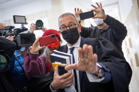 עו"ד בעז בן-צור, סנגורו של בנימין נתניהו ב"תיק 4000", בבית-המשפט המחוזי בירושלים. 17.1.2022 (צילום: יונתן זינדל)
