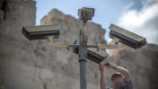 התקנת מצלמות מעקב סמוך לעיר העתיקה בירושלים, 2012 (צילום: נועם מושקוביץ)
