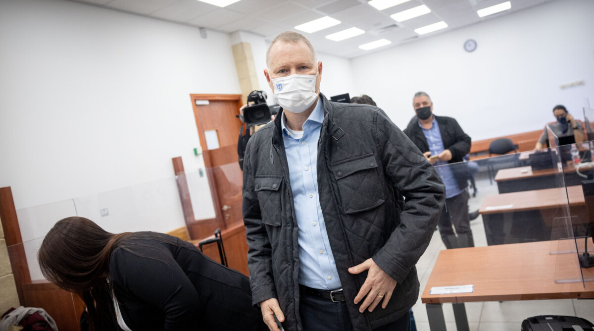 העד בועז סטמבלר בהגיעו לאולם בית-המשפט המחוזי בירושלים, 31.1.2022 (צילום: יונתן זינדל)