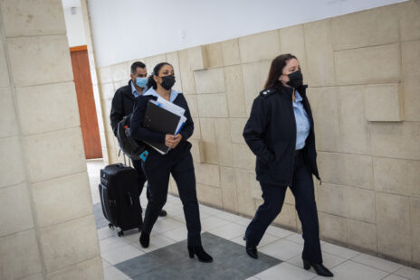 נציגי המשטרה מגיעים לביהמ"ש המחוזי בירושלים לדיון במשפט המו"לים על השימוש בתוכנת "פגסוס" של NSO ע"י המשטרה, 28.2.22 (צילום: יונתן זינדל)
