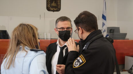 עו"ד ד"ר חיים ויסמונסקי, מנהל יחידת הסייבר בפרקליטות (במרכז) משוחח עם שוטרים במהלך הפסקה במשפט המו"לים, 28.2.22 (צילום: אורן פרסיקו)