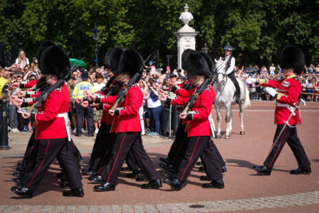 חיילי המשמר המלכותי מחוץ לארמון בקינגהאם בלונדון (צילום: נתי שוחט)