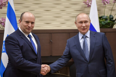 ראש ממשלת ישראל, נפתלי בנט, לוחץ את ידו של שליט רוסיה ולדימיר פוטין. מוסקבה, 22.10.2021 (צילום: קובי גדעון, לע"מ)