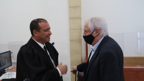 מימין: שאול אלוביץ' וסנגורו עו"ד ז'ק חן, לפני פתיחת יום הדיונים במשפט המו"לים, 7.3.2022 (צילום אורן פרסיקו)