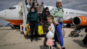פליטים מאוקראינה מגיעים לנתב"ג, 17.3.2022 (צילום: יוסי זליגר)
