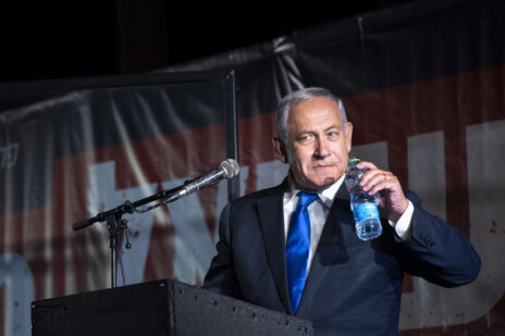 ראש הממשלה לשעבר בנימין נתניהו לוגם מים באמצע נאום בהפגנה נגד ממשלת בנט. ירושלים, 4.4.2022 (צילום: אוליבייה פיטוסי)