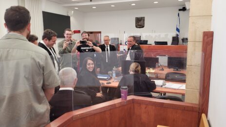 ראש הממשלה לשעבר בנימין נתניהו משוחח עם עיתונאים, בית-המשפט המחוזי בירושלים, 17.6.2022 (צילום: אורן פרסיקו)