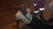 העיתונאי איאד חרב לאחר שהוכה בידי צועדים ב"מצעד הדגלים" (צילום מסך: חשבון הטוויטר של עינב חלבי)