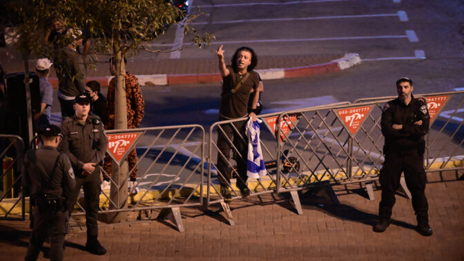 ישראלי עם דגל מביע מחאה נגד טקס זיכרון ישראלי-פלסטיני. תל-אביב, 3.5.2022 (צילום: תומר נויברג)