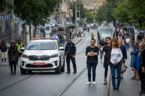 ישראלים עומדים בצפירת יום הזיכרון ברחוב יפו בירושלים, 4.5.2022 (צילום: יונתן זינדל)