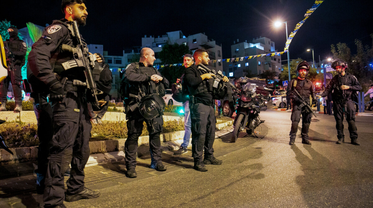 שוטרים בזירת פיגוע הטרור בעיר אלעד, שבו נרצחו שלושה ישראלים. 5.5.2022 (צילום: יוסי אלוני)