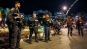 שוטרים בזירת פיגוע הטרור בעיר אלעד, שבו נרצחו שלושה ישראלים. 5.5.2022 (צילום: יוסי אלוני)