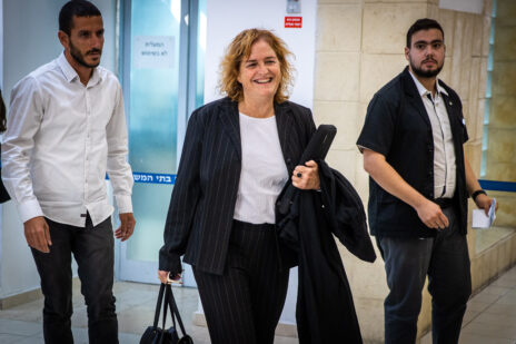 עו"ד ליאת בן-ארי, המנהלת את משפט המו"לים מטעם הפרקליטות, מגיעה לתחילת חקירתו הנגדית של עד המדינה שלמה פילבר בידי עו"ד בועז בן-צור, סניגורו של נתניהו; ביהמ"ש המחוזי בירושלים, 10.5.22 (צילום: אורן בן-חקון) עו"ד ליאת בן-ארי, המנהלת את משפט המו"לים מטעם הפרקליטות, מגיעה לתחילת חקירתו הנגדית של עד המדינה שלמה פילבר בידי עו"ד בועז בן-צור, סניגורו של נתניהו; ביהמ"ש המחוזי בירושלים, 10.5.22 (צילום: אורן בן-חקון)