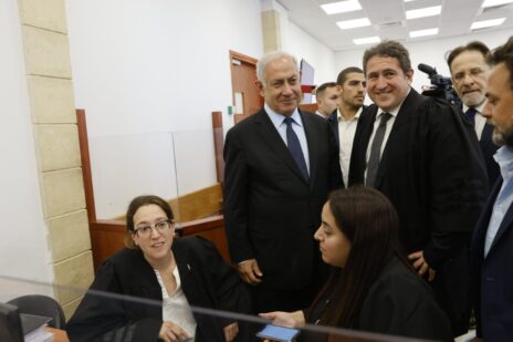 הנאשם בנימין נתניהו עם עו"ד כרמל בן-צור מצוות ההגנה שלו (משמאל, למטה). בית-המשפט המחוזי בירושלים, מאי 2022 (צילום: יוסי זמיר)