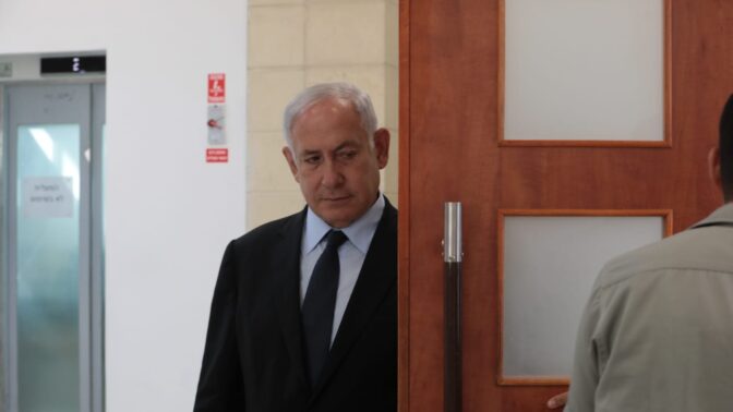 הנאשם בנימין נתניהו בבית-המשפט המחוזי בירושלים, 16.5.2022 (צילום: יוסי זמיר)