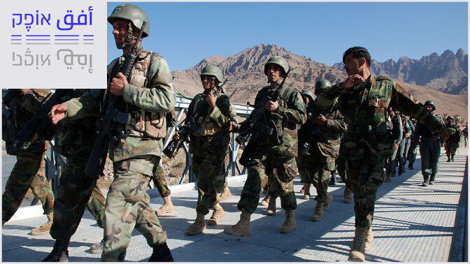 חיילים אפגאנים צועדים על גשר חדש שנחנך על נהר הלמנד, 30.12.2008 (צילום:Lt. Cmdr. John Gay, ויקיפדיה, נחלת הכלל)