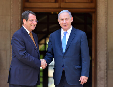 ראש ממשלת ישראל, בנימין נתניהו, לוחץ את ידו של נשיא קפריסין ניקוס אנסטסיאדס ב-2015, במפגש רשמי בניקוסיה (צילום: קובי גדעון, לע"מ)