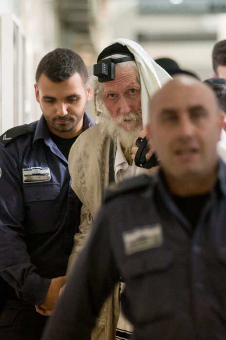 הרב העבריין אליעזר ברלנד מובל לדיון בבית-משפט השלום בירושלים, נובמבר 2016 (צילום: יונתן זינדל)