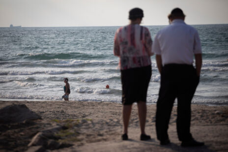 יהודים משליכים את חטאיהם לים ליד חיפה בראש השנה (צילום: הדס פרוש)