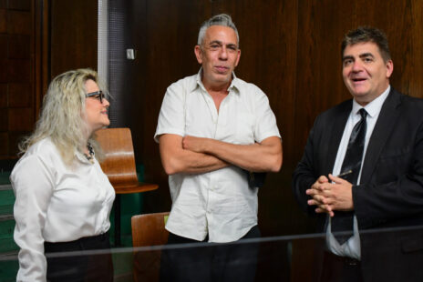 עורכי הדין רון לוינטל ועילית גלעד עם עורך "וואלה" לשעבר אבי אלקלעי, באחד הדיונים בתביעה נגד יאיר נתניהו, 10.5.22 (צילום: אבשלום ששוני)