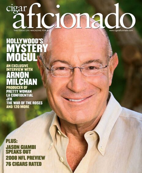 המיליארדר ארנון מילצ'ן על שער מגזין "Cigar Aficionado" שהוצג בבית-המשפט על-ידי עו"ד עמית חדד