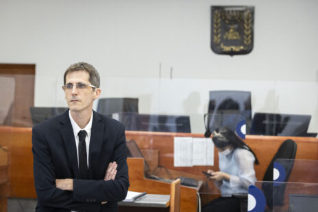 עו"ד אלון גילדין בפתח חקירתה הראשית של העדה הדס קליין. בית-המשפט המחוזי בירושלים, 5.7.2022 (צילום: אוליבייה פיטוסי)
