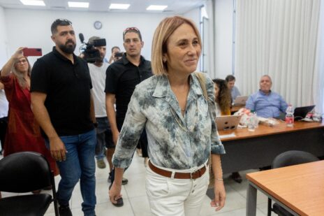 הדס קליין בפתח יום עדותה השלישי במשפט המו"לים (מאחור, יושב: אלי ציפורי). בית-המשפט המחוזי בירושלים, 11.7.2022 (צילום: יונתן זינדל)