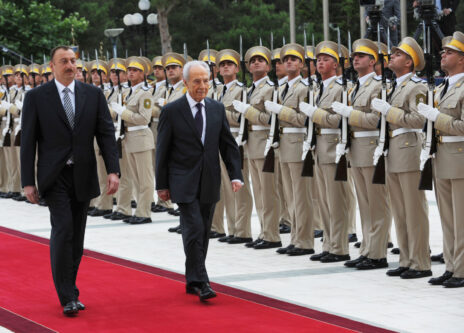 הנשיא שמעון פרס סוקר משמר כבוד יחד עם נשיא אזרבייג'ן אילהם אלייב בעת ביקור בבאקו, 28.6.2009 (צילום: עמוס בן-גרשום, לע"מ)