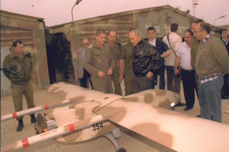 ראש הממשלה שמעון פרס בוחן מל"ט במהלך מבצע "ענבי זעם", 17.4.1996 (צילום: אבי אוחיון, לע"מ)