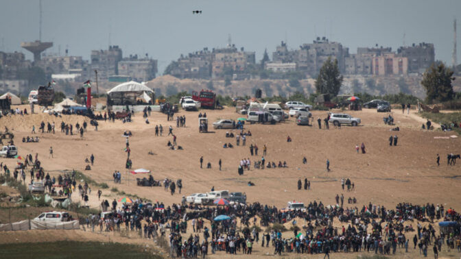 מזל"ט צה"לי חג מעל פלשתינים מפגינים סמוך לגבול ברצועת עזה, 6.5.18 (צילום: הדס פרוש)