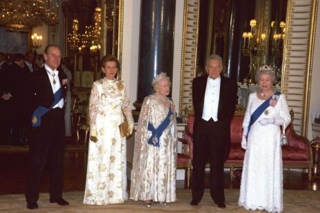 נשיא ישראל עזר וייצמן ורעייתו ראומה עם המלכה אליזבת (מימין), בעלה פיליפ והמלכה האם. ארמון בקינגהם, 1997 (צילום: יעקב סער, לע"מ)