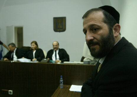 אריה דרעי בבית-המשפט, אוקטובר 2003 (צילום: פלאש 90)