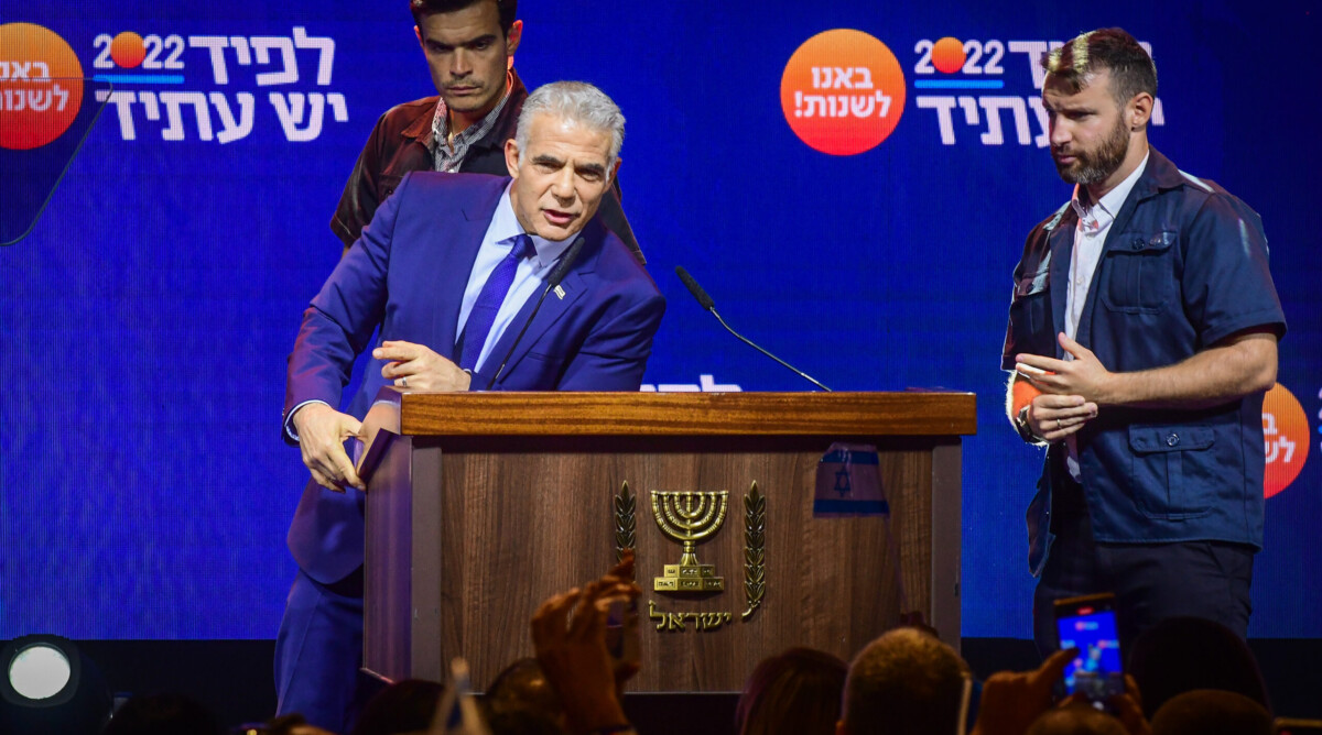 יאיר לפיד, ראש ממשלת ישראל, נואם בפני תומכים של מפלגתו. תל-אביב, 3.8.2022 (צילום: אבשלום ששוני)