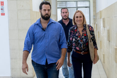 העדה הדס קליין, מאובטחת, מגיעה לאולם בית-המשפט המחוזי בירושלים. 13.9.2022 (צילום: יונתן זינדל)