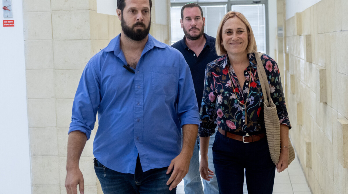 העדה הדס קליין, מאובטחת, מגיעה לאולם בית-המשפט המחוזי בירושלים. 13.9.2022 (צילום: יונתן זינדל)