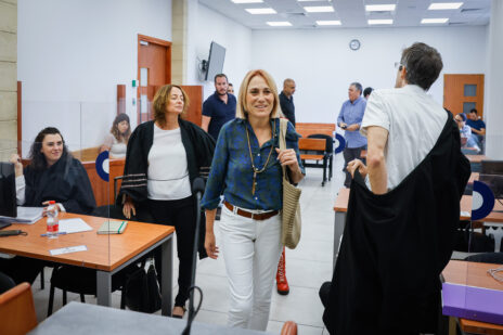 הדס קליין בהגיעה ליום העדות האחרון שלה במשפט המו"לים. בית-המשפט המחוזי בירושלים, 21.9.2022 (צילום: אוליבייה פיטוסי)