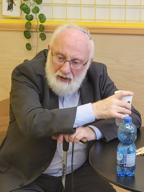 מיכאל לייטמן, מנהיג תנועת "קבלה לעם", במזנון בית-משפט השלום בבת-ים. 20.9.2022 (צילום: איתמר ב"ז)