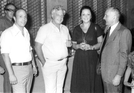 נח מוזס (מימין) ומשה ורדי (משמאל) עם אריאל שרון ואשתו לילי. המאורע: חגיגת בר המצווה של בנו של ורדי. בית סוקולוב, 1978 (צילום: יוסי רוט, סוכנות יפפ"א, ארכיון דן הדני, האוסף הלאומי לתצלומים על שם משפחת פריצקר, הספרייה הלאומית, רישיון CC BY 4.0)