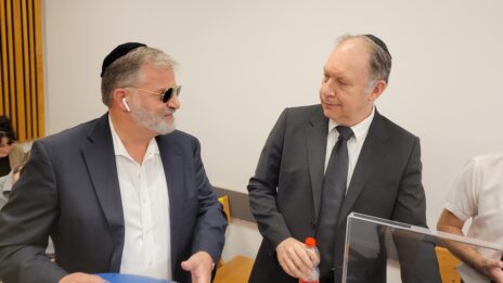 וולטר סוריאנו ועו"ד אילן בומבך בבית-משפט השלום בתל-אביב, בפתח דיון בתביעה שהגישו נגד "העין השביעית". 19.10.2022 (צילום: איתמר ב"ז) וולטר סוריאנו ועו"ד אילן בומבך בבית-משפט השלום בתל-אביב, בפתח דיון בתביעה שהגישו נגד "העין השביעית". 19.10.2022 (צילום: איתמר ב"ז)