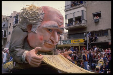 בובת דוד בן גוריון במצעד העדלאידע, רח' בן יהודה בתל-אביב, 13.3.1988 (צילום: יעקב סער, לע"מ)