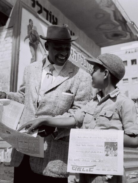 מוכר עיתונים של "מעריב" מציג את העיתון למוזיקאי ליונל המפטון, שהגיע לביקור בישראל. 1952 (צילום: טדי בראונר, לע"מ)