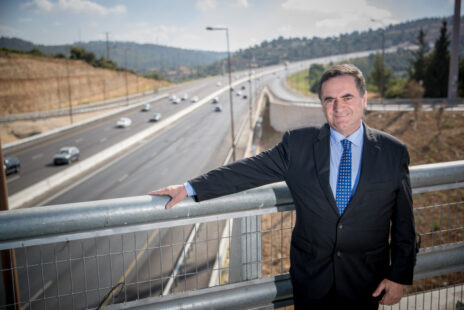 שר התחבורה ישראל כ"ץ מעל כביש 1, 21.6.17 (צילום: יונתן זינדל)