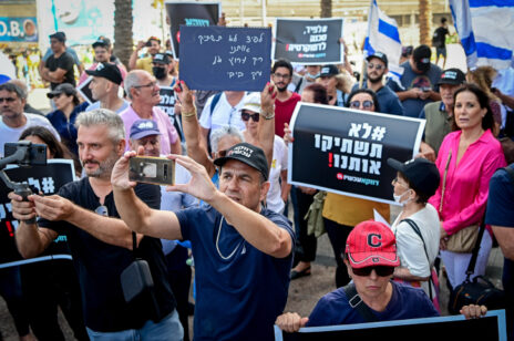 עובדי ערוץ 14 מפגינים מול קרית הממשלה בתל-אביב, 11.10.22 (צילום: אבשלום ששוני)