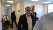 מימין: עו"ד אילן בומבך ו-וולטר סוריאנו, בבואם לדיון בתביעות שהגיש סוריאנו נגד דרוקר, 18.10.2022 (צילום: אורן פרסיקו)