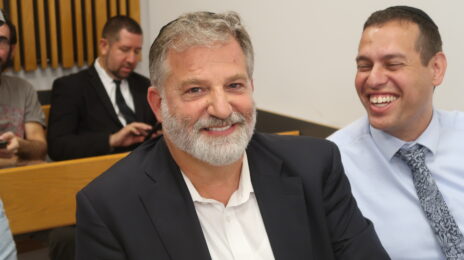 וולטר סוריאנו (משמאל) עם עורך דינו שלמה רכטשאפן, בהפסקה בדיון בתביעות שהגיש סוריאנו נגד דרוקר, 18.10.2022 (צילום: אורן פרסיקו)