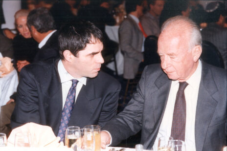 נוני מוזס עם ראש הממשלה יצחק רבין (צילום: אלי דסה, ארכיון "מעריב")