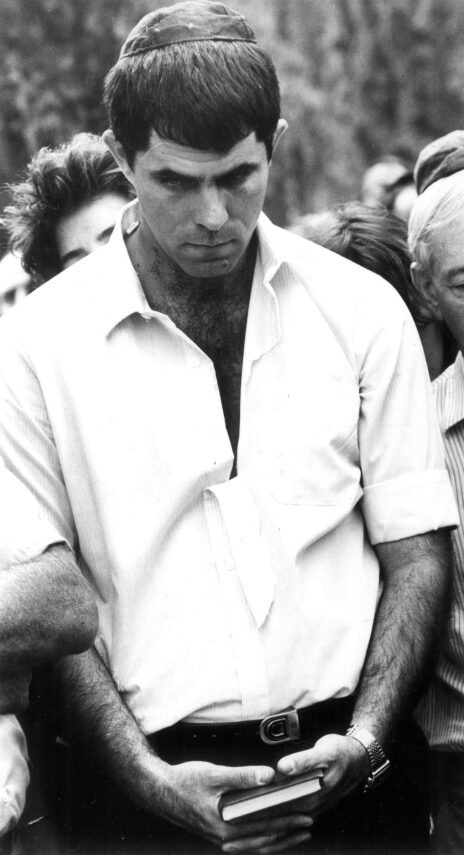 נוני מוזס בהלוויית אביו, נח. בית-העלמין קריית-שאול, תל-אביב, 1985 (צילום: הנס אנגלסמן, "מעריב")
