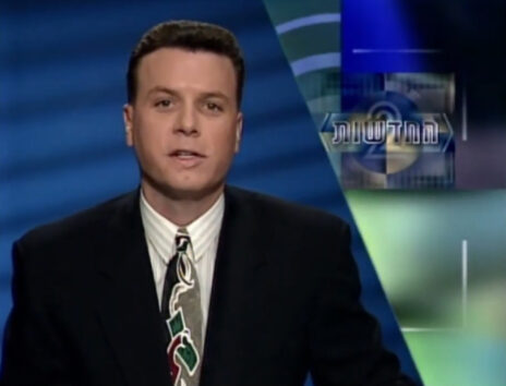יעקב אילון, מגיש מהדורת החדשות של ערוץ 2, במשדר הבכורה של הערוץ. 4.11.1993 (צילום מסך)