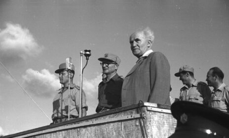 דוד בן-גוריון, ראש הממשלה הראשון ומנהיג מפא"י, נושא נאום ב-1948, כחודש וחצי לאחר הכרזת העצמאות (צילום: לע"מ)